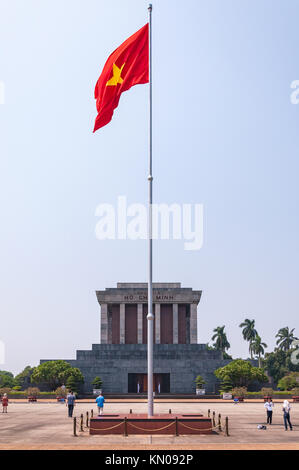 Grande bandiera vietnamita battenti fuori il Mausoleo di Ho Chi Minh esterno, Hanoi, Vietnam Foto Stock