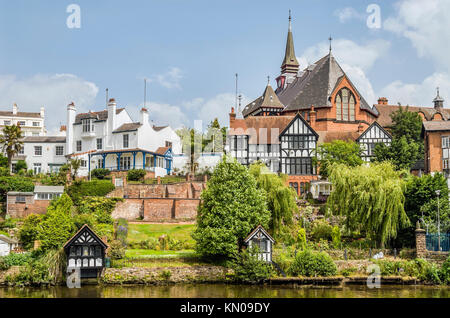 Dimore storiche lungo il fiume Dee a Chester, Chesire, Inghilterra Foto Stock