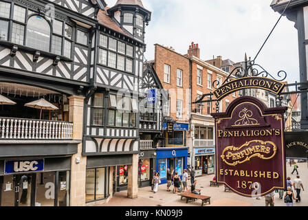 Vecchio segno del negozio presso il centro storico della città di Chester, Cheshire, Inghilterra nord-occidentale Foto Stock