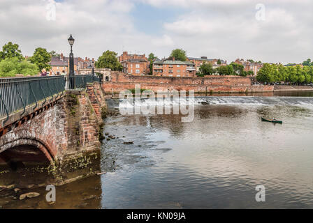 Le mura storiche della città di Chester presso il fiume Dee, Cheshire, Inghilterra nord-occidentale Foto Stock