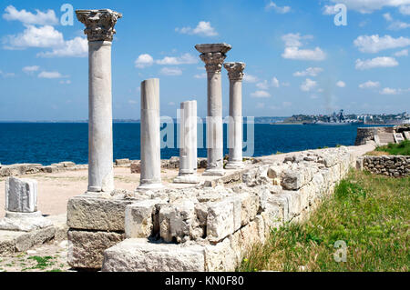 Colonne e rovine di Chersonesos nella città di Sebastopoli, Crimea ucraina, una chiara giornata di sole Foto Stock