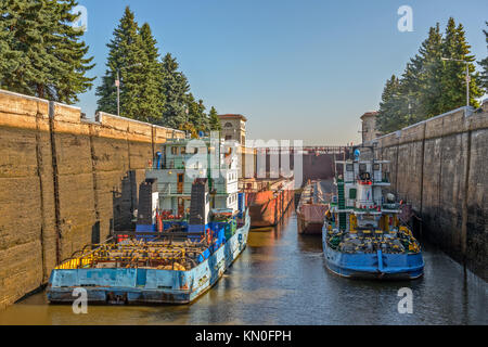 Rimorchiatore chiatta nel gateway sul canale di Mosca Foto Stock