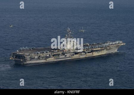 Due U.S. NAVY MH-60r seahawk elicotteri volare oltre la marina statunitense nimitz-class portaerei USS Ronald Reagan novembre 27, 2017 nel Mare delle Filippine. (Foto di kenneth abbate via planetpix) Foto Stock