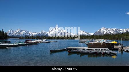 I kayak e barche di sedersi al dock in lago Jackson del Grand Teton National Park in estate giugno 1, 2016 in Colter Bay Village, Wyoming. (Foto di Giovanni tobiason via planetpix) Foto Stock