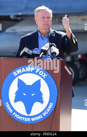 Il senatore della Carolina del Sud Lindsey Graham parla ai media durante una visita alla McEntire Joint National Guard base il 27 ottobre 2017 a Hopkins, Carolina del Sud. (Foto di Megan Floyd via Planetpix) Foto Stock