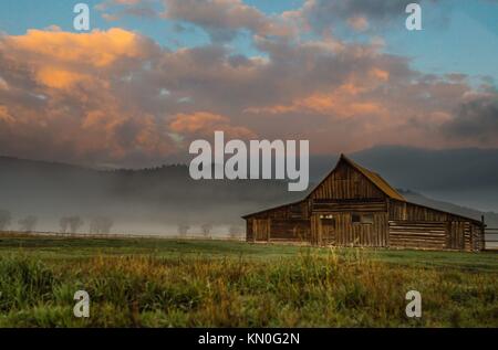 Il sole sorge sul Barn T. A. Molton al Grand Teton National Park Mormon Row Historic District 10 maggio 2016 a Moose, Wyoming. (Foto di John Tobiason via Planetpix) Foto Stock