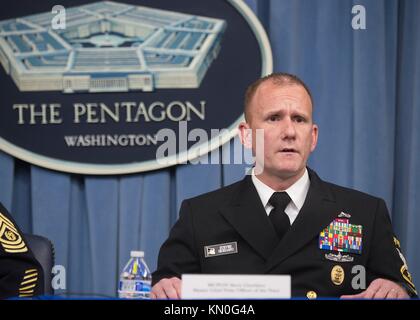 Il Master Chief Petty Officer della Marina degli Stati Uniti Steven Giordano parla ai media alla Pentagon Press Briefing Room 27 novembre 2017 a Washington, DC. (Foto di Dominique A. Pineiro via Planetpix) Foto Stock