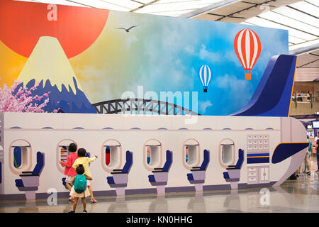 Bambini che giocano nella replica se un aereo all'interno di changi air port singapore,asia,Singapore corsa,trasporto,pradeep subramanian Foto Stock