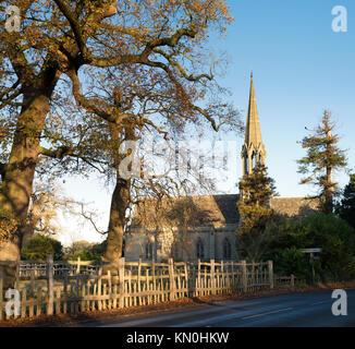 St Leonard chiesa nel tardo autunno. Charlecote Warwickshire, Inghilterra Foto Stock