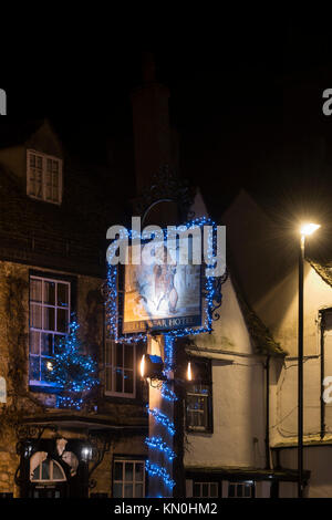 Le luci di Natale intorno al Macdonald Bear Hotel segno nelle prime ore del mattino. Woodstock, Oxfordshire, Inghilterra Foto Stock