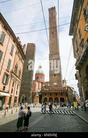 Le due torri o Due Torri, sia della loro inclinazione, sono il simbolo di Bologna, Italia. Foto Stock