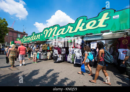 Londra - Giugno 18, 2017: Visitatori sceglie la strada della moda si spegne nel vivace mercato di Camden su una soleggiata giornata estiva. Foto Stock