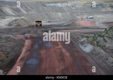 Un enorme veicolo per l'estrazione del carbone che guida su una strada all'interno di una vasta miniera di carbone a cielo aperto nel bacino del fiume Powder nel Wyoming Foto Stock