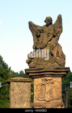 Tschechien,Ostböhmen, Rokytniz: Statua neben der Kirche in Rokytniz. Die Stadt Rokytniz ist ein malerischer Ferienort im Adlergebirge. Foto Stock