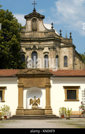 Tschechien, Ostböhmen, Rychnov, Reichenau: Hof im Schloss mit Blick auf die Alte Kirche am Schloss. Foto Stock