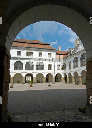 Tschechien, Ostböhmen, Rychnov, Reichenau: Hof im Schloss Foto Stock