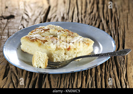 Tradizionale Tedesco del Nord Butterkuchen (burro torta) sulla vecchia piastra di smalto. Foto Stock