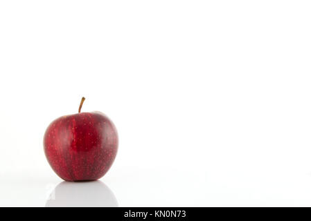 Apple rosso isolato su uno sfondo bianco. Mangiare sano concetto Foto Stock