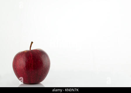 Apple rosso isolato su uno sfondo bianco. Mangiare sano concetto Foto Stock