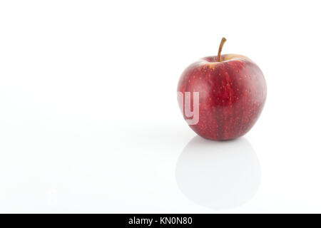 Apple rosso isolato su uno sfondo bianco. Mangiare sano concetto Foto Stock