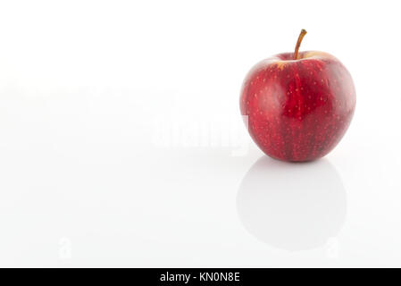 Apple rosso isolato su uno sfondo bianco. Mangiare sano concetto Foto Stock