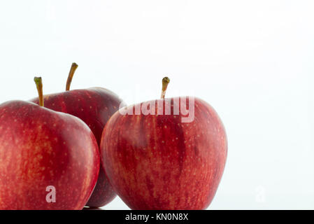 Le mele rosse isolato su uno sfondo bianco. Mangiare sano concetto Foto Stock