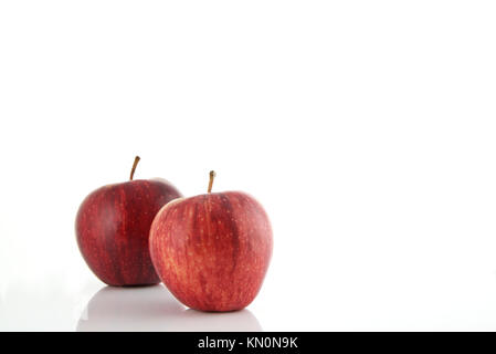 Le mele rosse isolato su uno sfondo bianco. Mangiare sano concetto Foto Stock