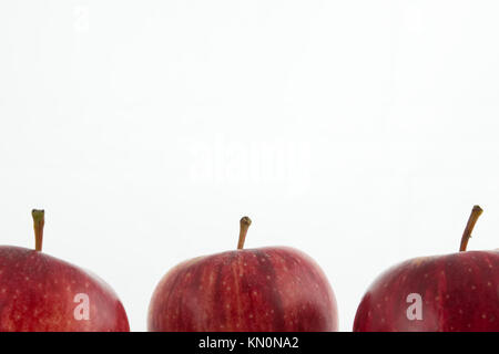 Le mele rosse isolato su uno sfondo bianco. Mangiare sano concetto Foto Stock