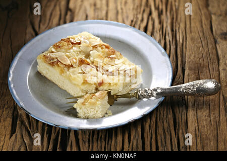 Tradizionale Tedesco del Nord Butterkuchen (burro torta) sulla vecchia piastra di smalto. Foto Stock