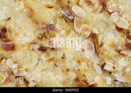 Tradizionale Tedesco del Nord Butterkuchen (burro torta) in background per l'uso. Foto Stock