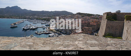 Corsica: Mare Mediterraneo con le barche in marina e dello skyline di Calvi si vede dalle antiche mura di Cittadella Foto Stock