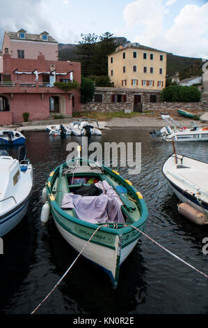 Corsica: la skyline e le barche da pesca nel porticciolo di Erbalunga (Haute-Corse), un famoso villaggio di pescatori sulla costa orientale di Cap Corse Foto Stock