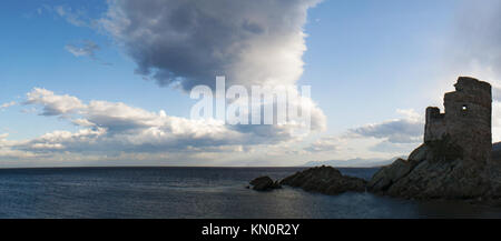 Corsica: Mare Mediterraneo e la Tour d'Erbalunga, rovinata torre genovese in comune di Brando (Haute-Corse) sulla costa orientale di Cap Corse Foto Stock