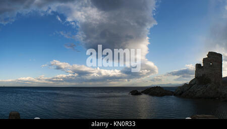 Corsica: Mare Mediterraneo e la Tour d'Erbalunga, rovinata torre genovese in comune di Brando (Haute-Corse) sulla costa orientale di Cap Corse Foto Stock