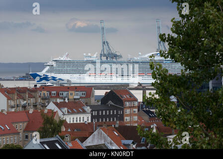 La nave da crociera Regal Princess presso il porto di Aarhus Foto Stock