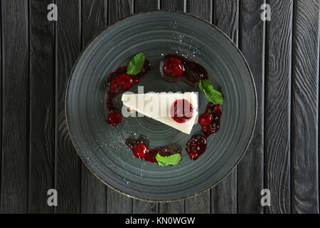 Vista superiore del formaggio torta decorata con ciliegia, fragola e lampone Foto Stock