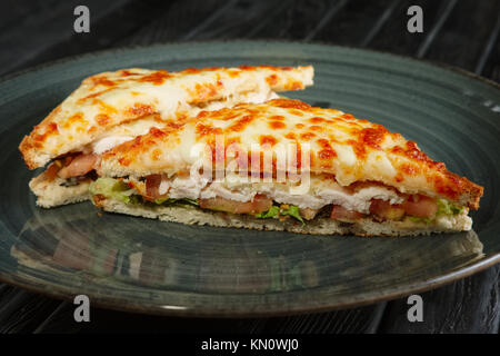 Club sandwich con filetto di pollo, cetriolo sottaceto , insalata e formaggio fuso Foto Stock