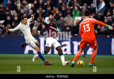 West Ham United's Michail Antonio (centro) è contestata da Chelsea Andreas Christensen (sinistra) andThibaut Courtois (a destra) durante il match di Premier League al London Stadium. Foto Stock