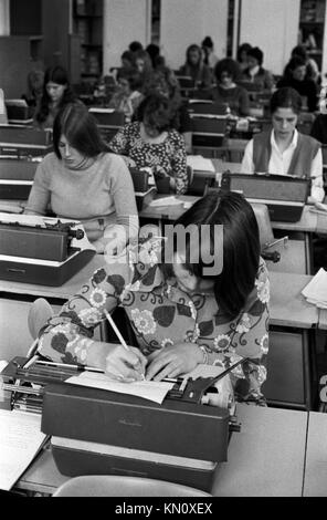 Typewriter Typing Pool 1970s UK. Gruppo di donne, lavoratrici lavoratrici lavoratrici in ufficio a Londra che usano macchine da scrivere 70s England 1972 HOMER SYKES Foto Stock