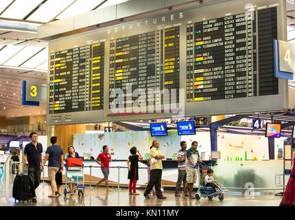 I viaggiatori di controllo tempi di volo in schermi di grandi dimensioni,aria changi porto di Singapore Foto Stock
