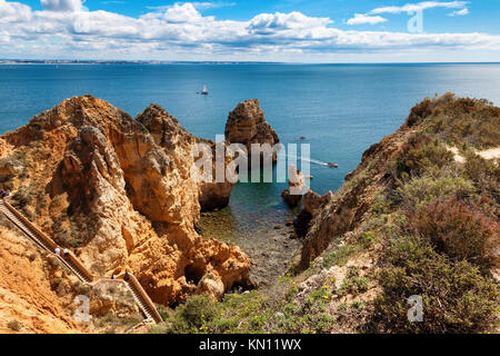 Vista di Ponta da Piedade. Costa atlantica vicino a Lagos, Algarve, PORTOGALLO Foto Stock