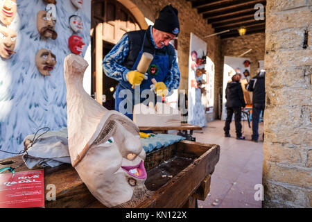 La gente del posto e i turisti di visitare il mercatino di Natale a Follina Italia Foto Stock