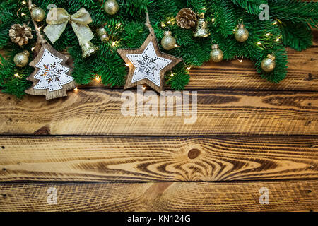 Natale Decorazioni tradizionali con ramo di abete su vintage sfondo di legno Foto Stock