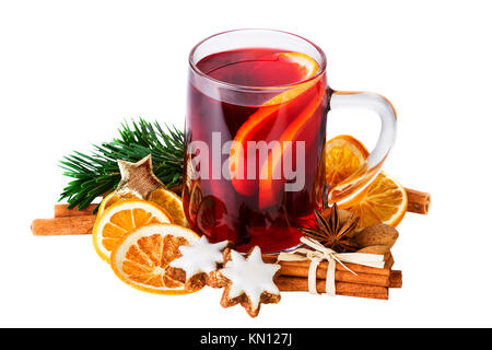 Punzone di Natale con le spezie su bianco. Tazza di vin brulé isolato su bianco con tracciato di ritaglio Foto Stock