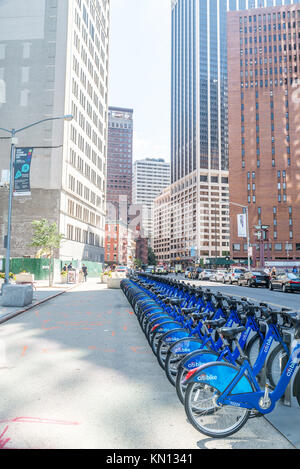 NEW YORK - Lug 10: Citi Stazione bike a Manhattan il 10 luglio 2015. NYC bike share sistema avviato di Manhattan e Brooklyn il 27 maggio 2013 Foto Stock