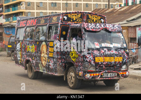 Un bus luminosamente decorate con arte di guidare su strada, Nairobi, Kenya, Africa orientale Foto Stock