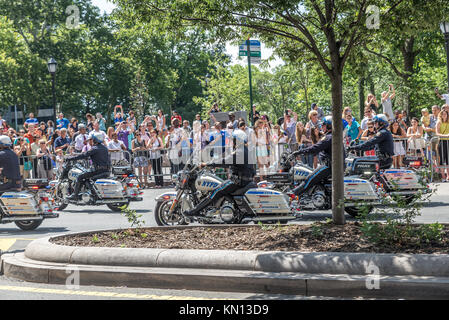 NEW YORK - 10 Luglio: poliziotti guidare motocicli durante la sfilata sulla luglio 10, 2015 in NYC. La sfilata è stata organizzata per celebrare la U.S. Foto Stock