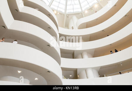 NEW YORK CITY - 10 Luglio: Interno del Solomon R Guggenheim il museo di arte moderna e contemporanea a New York il 10 luglio 2015. Foto Stock