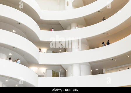 NEW YORK CITY - 10 Luglio: Interno del Solomon R Guggenheim il museo di arte moderna e contemporanea a New York il 10 luglio 2015. Foto Stock