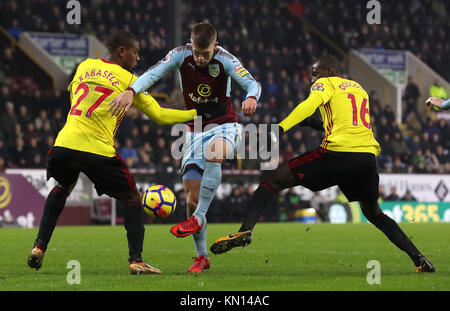 Burnley's Johann Berg Gudmundsson (centro) battaglie per la sfera contro Watford Christian Kabasele (sinistra) e Watford's Abdoulaye Doucoure durante il match di Premier League a Turf Moor, Burnley. Foto Stock